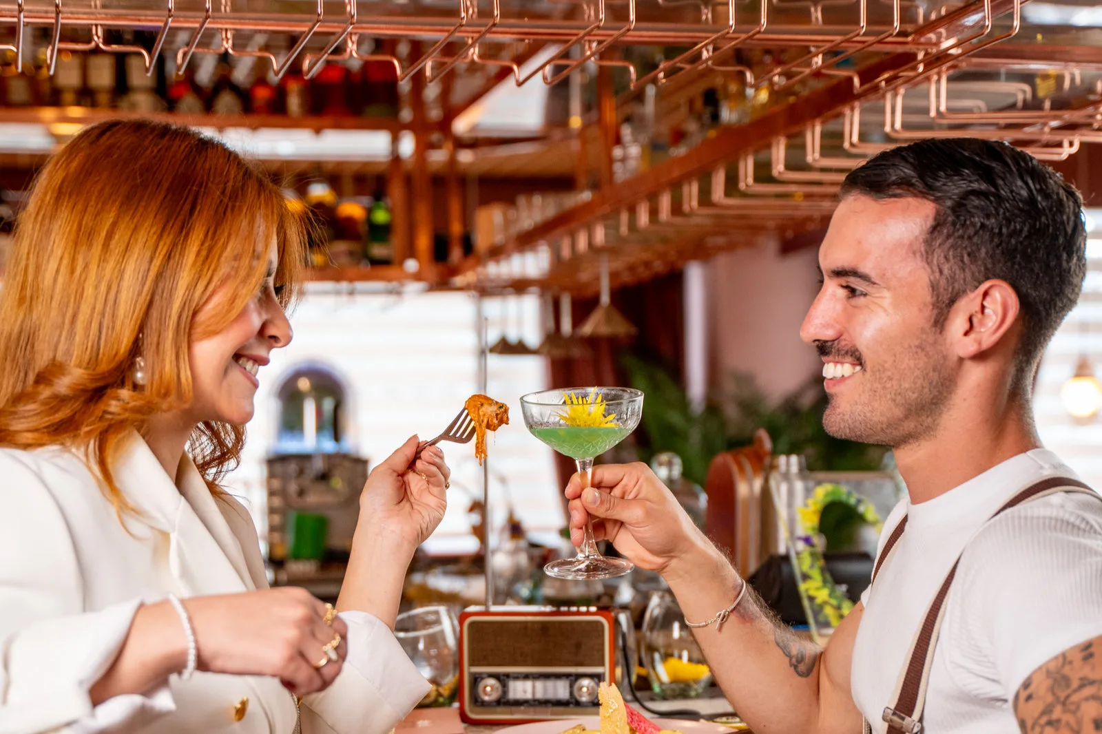 Pareja en restaurante italiano