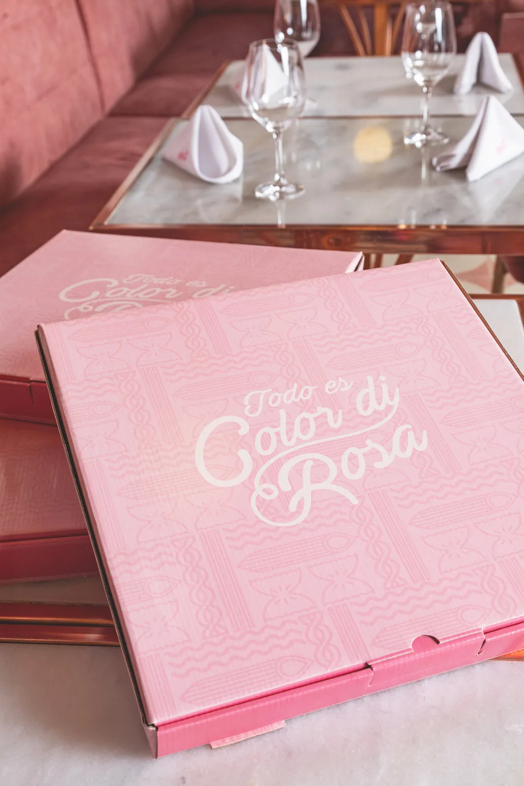 Caja de pizza todo es color di rosa