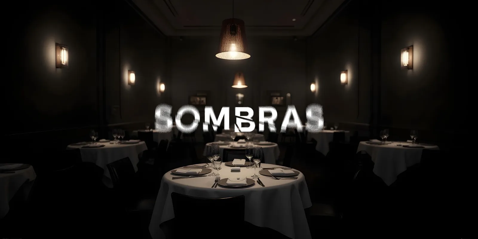 El salón de Sombras a media luz, con mesas vestidas de blanco bajo lámparas encendidas y el logo de Sombras en el centro.