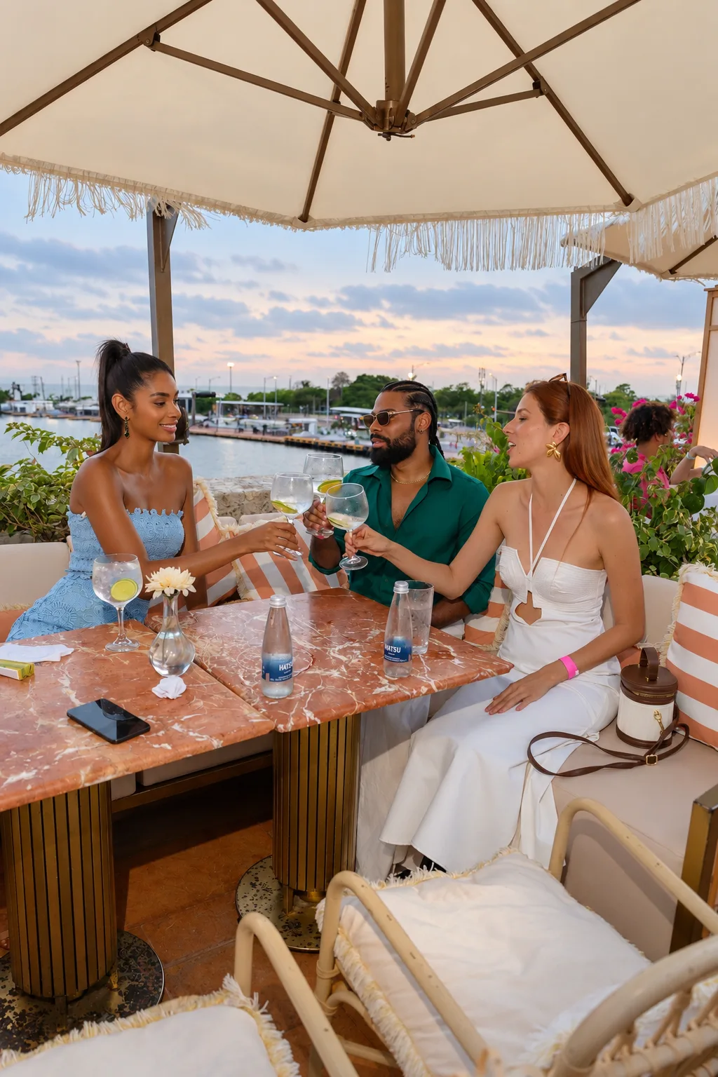 Viva La Vida Rooftop es una opción para disfrutar un after office en Cartagena con cócteles, gastronomía japonesa contemporánea, música y vista a la bahía.