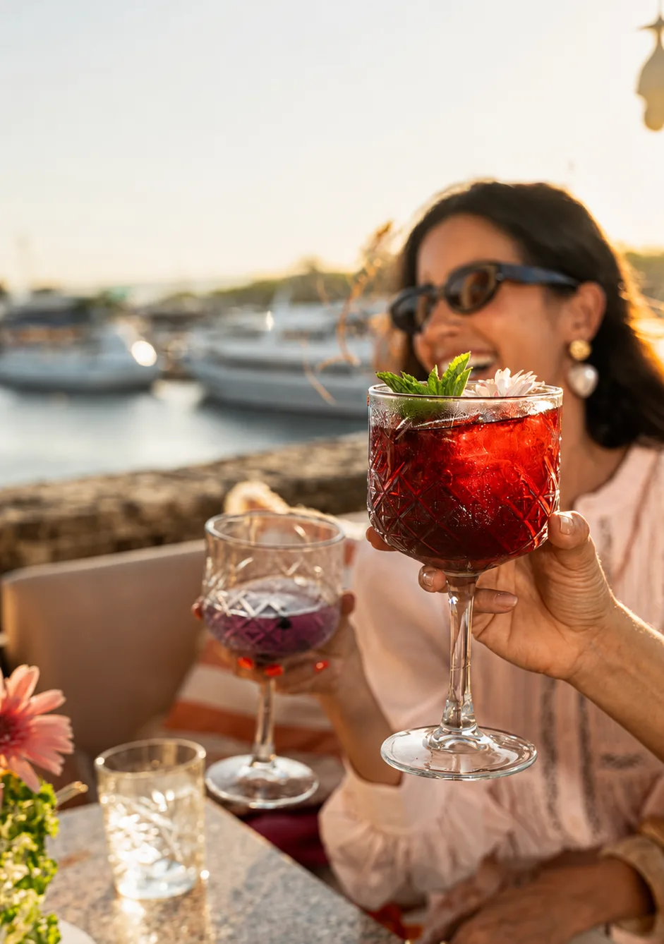 Un after office puede ser una alternativa para desconectarse después de la jornada. En Viva La Vida puede disfrutar de coctelería, platos para compartir, música y un ambiente de rooftop.