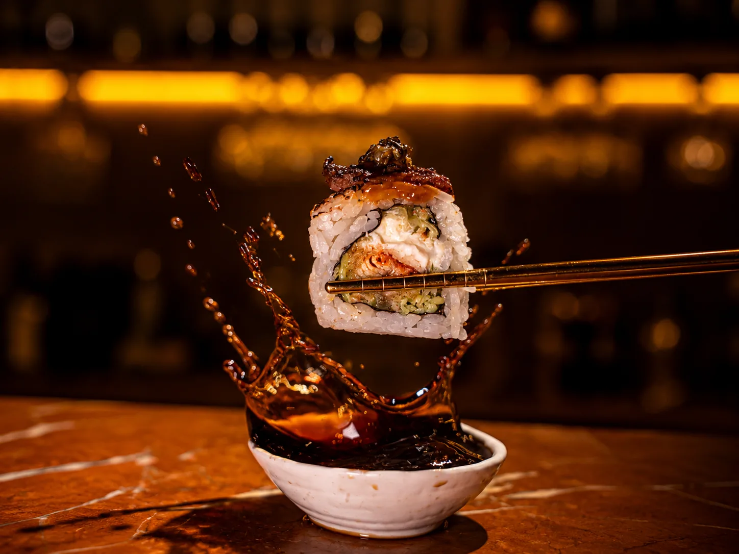 Sushi en Viva La Vida Cartagena servido con palillos, ideal para una cena japonesa en rooftop.