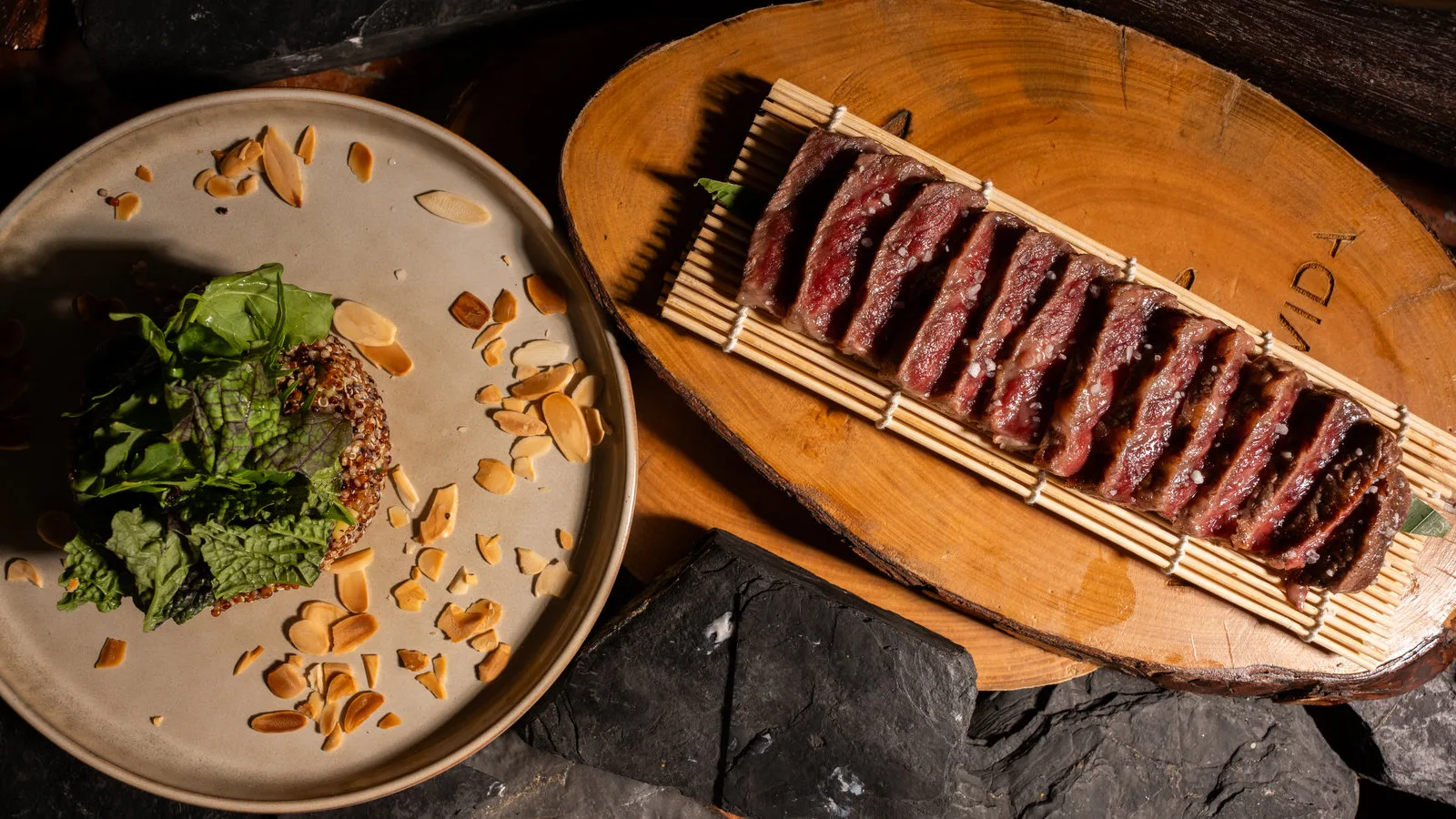 Tataki de carne Wagyu a la parrilla, servido con ensalada en Viva La Vida Cartagena.