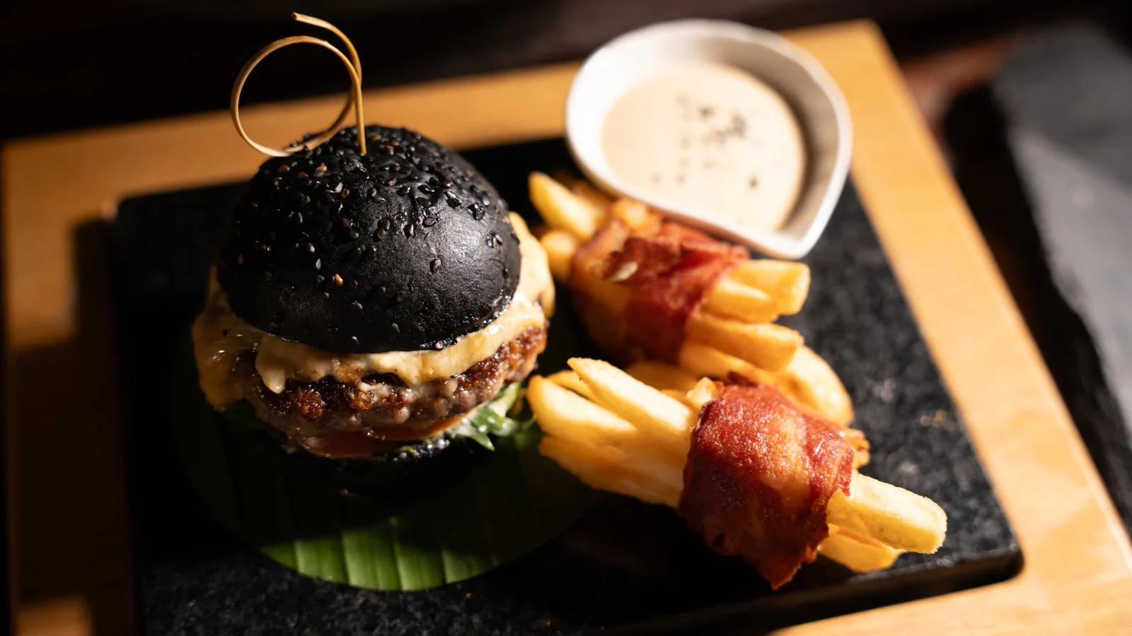 Mini burger de Wagyu con mayonesa japonesa y papas fritas en Cartagena.