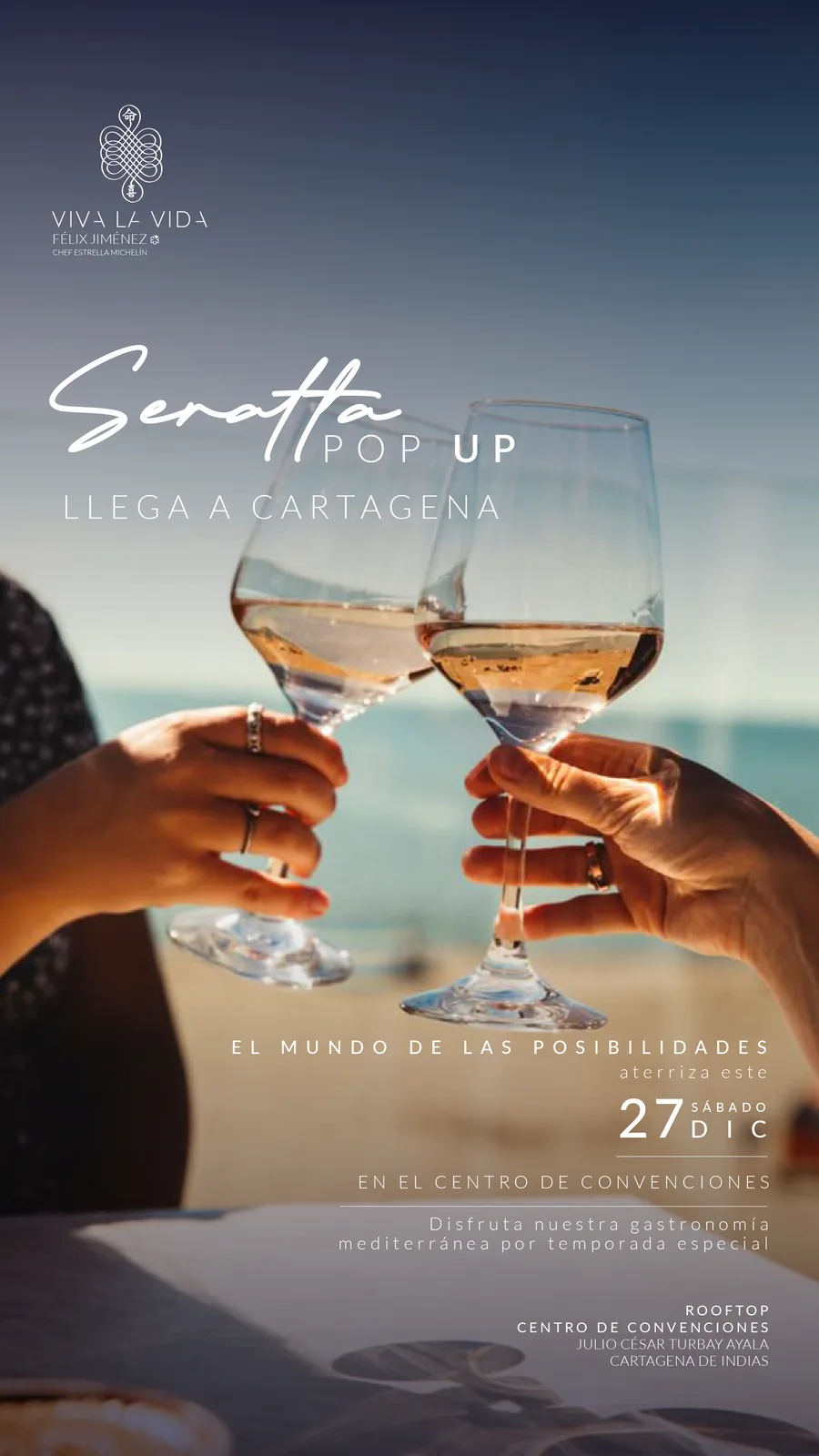 Copas brindando frente al mar en el Seratta Pop Up Cartagena, experiencia gastronómica de Grupo Seratta en el rooftop del Centro de Convenciones.