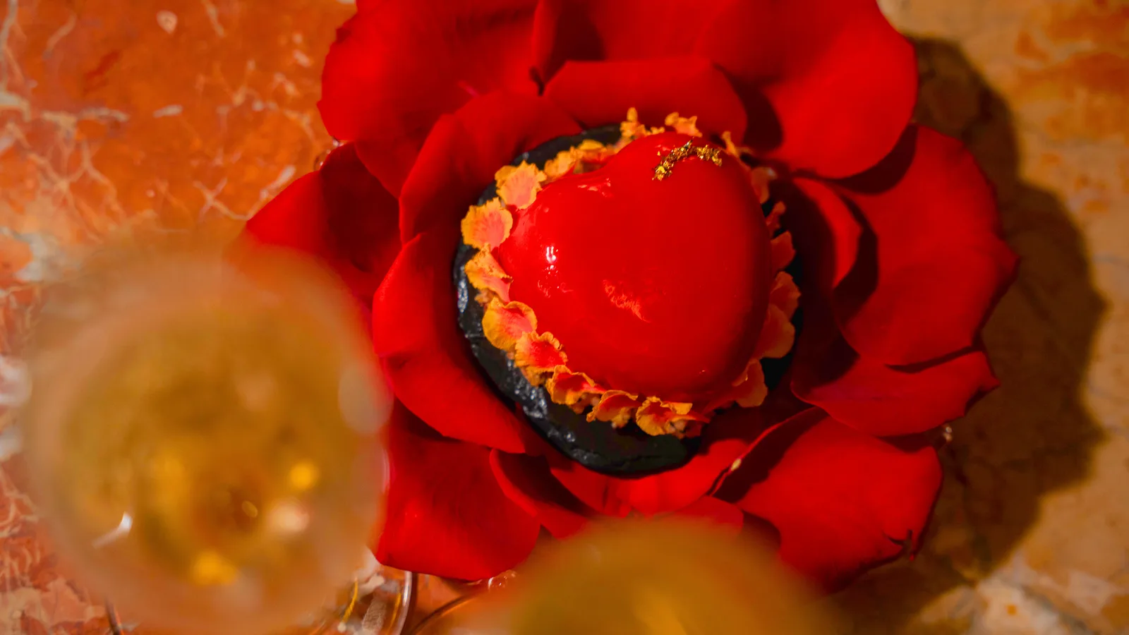 Kit romántico de aniversario en Viva La Vida con postre en forma de corazón