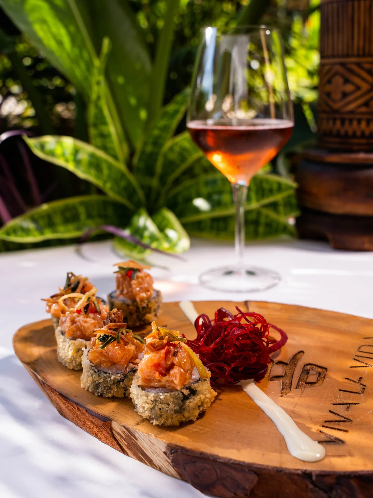 Vino rosado con makis en Viva La Vida Cartagena, maridaje ideal para sushi en ambiente tropical.