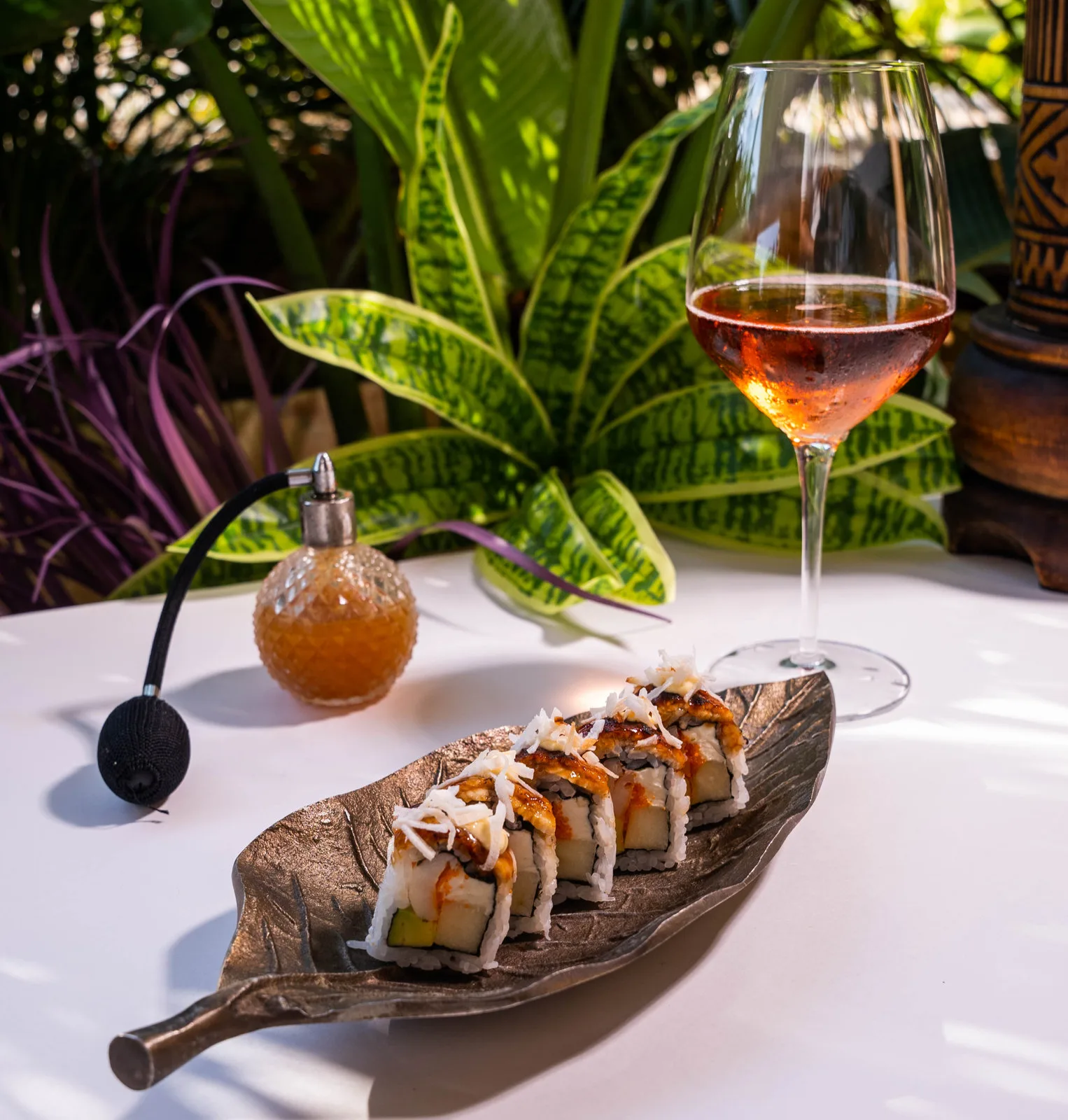 Copa de rosé junto a makis japoneses en Viva La Vida Cartagena, maridaje fresco y perfecto para sushi.