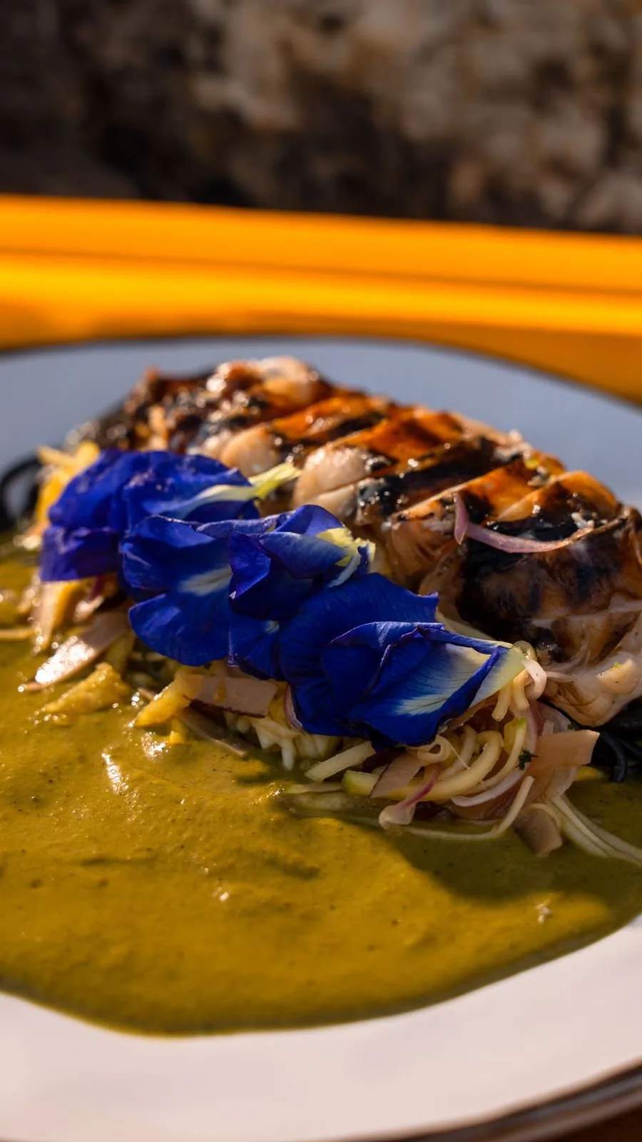 MAREA ESMERALDA - Curry verde casero y noodles de carbón activo, acompañados de una cola de langosta a la robata en mantequilla de romero y ajo. La frescura de la katsura de mango y coco encurtido equilibra cada bocado. Ven a vivir esta experiencia, celebra con nosotros el Langosta Fest. ¡Y prepárate, que pronto llegarán más creaciones!