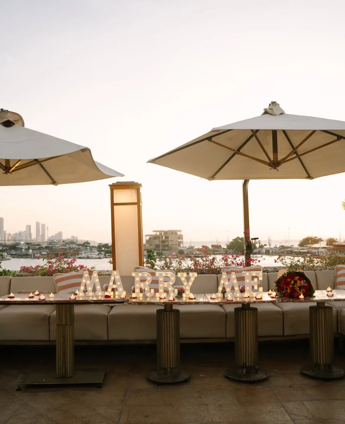 Rooftop Viva La Vida Cartagena al atardecer, espacio ideal para eventos sociales y corporativos con vista a la ciudad amurallada.