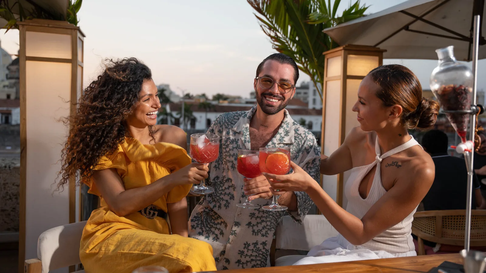 Taller de cócteles de autor en Viva La Vida Cartagena con experiencia guiada en rooftop.