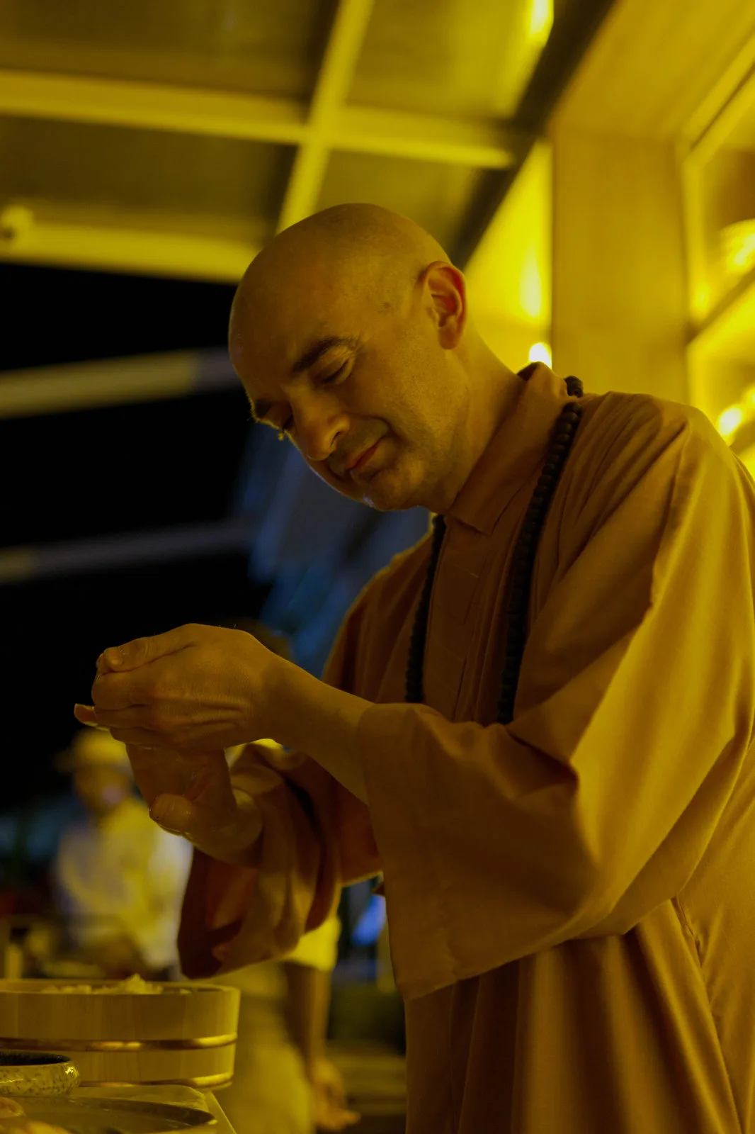 Conocido por su perfeccionismo, su respeto por la tradición japonesa y su capacidad para elevar cada ingrediente, Félix trae a Cartagena algo más que técnica: trae una filosofía. Cada plato es un equilibrio entre precisión, estética y sabor, donde el umami —ese quinto sabor tan característico— es protagonista absoluto.