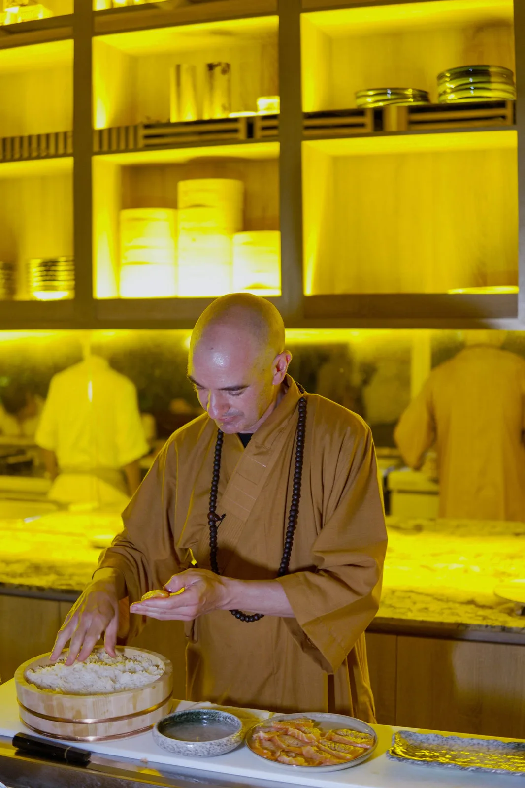 Félix Jiménez es un nombre que resuena en la gastronomía de Cartagena y más allá. Reconocido por su innovadora fusión de sabores, ha logrado combinar lo mejor de la cocina japonesa y fusión con cocina colombiana, creando platos que no solo sorprenden sino que también cuentan historias a través de cada bocado.