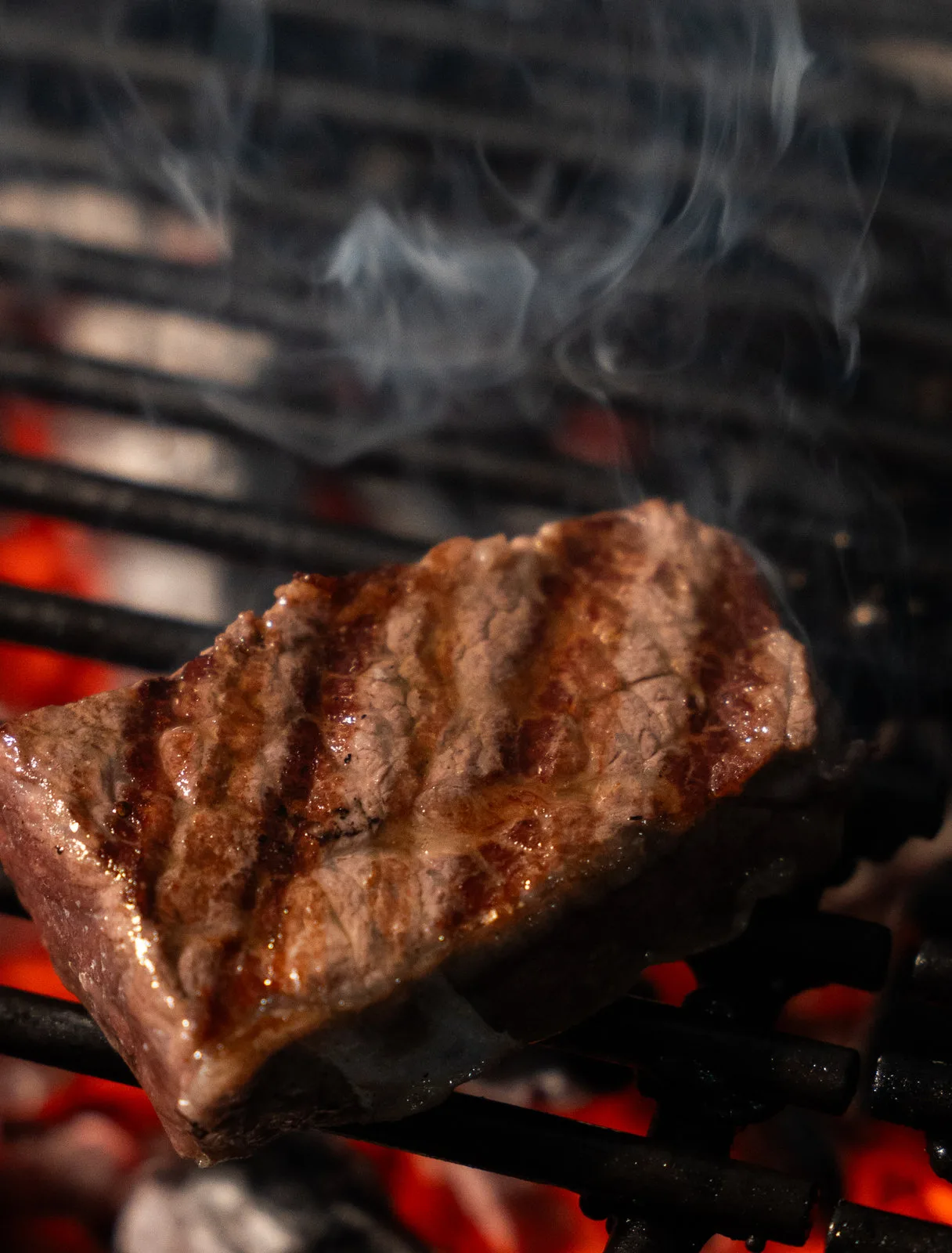 Corte de carne sellado a la parrilla en Viva La Vida Cartagena, parte de la mejor selección de carnes en rooftop.