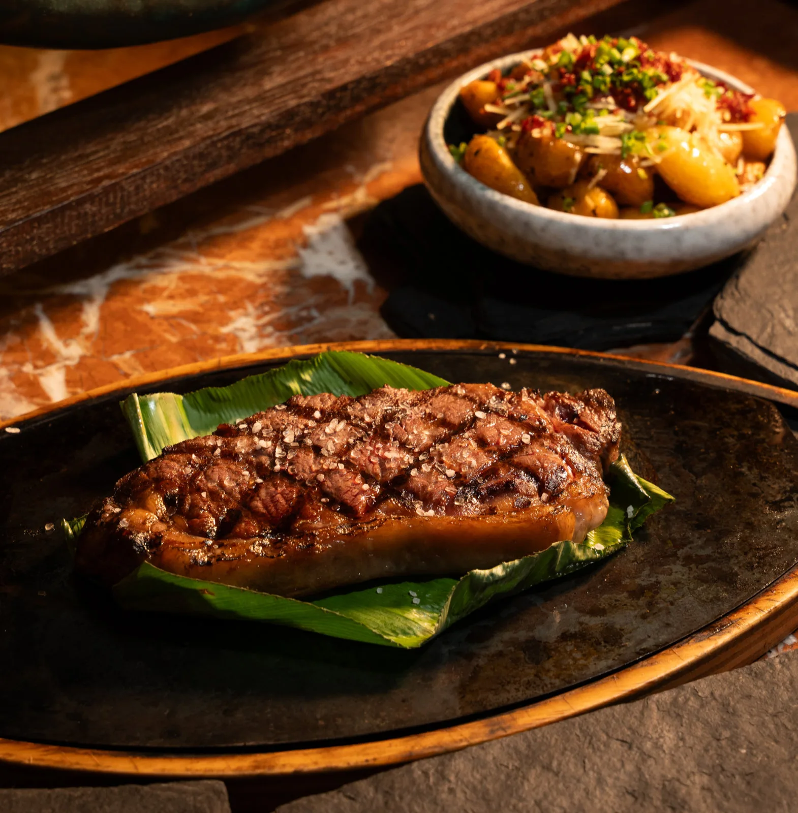 Plato de carne acompañado de vegetales y salsa en Viva La Vida Cartagena, experiencia gastronómica en rooftop.
