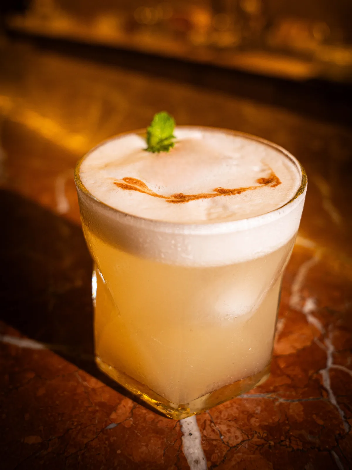 Whisky sour sobre barra de mármol en Viva La Vida Cartagena.