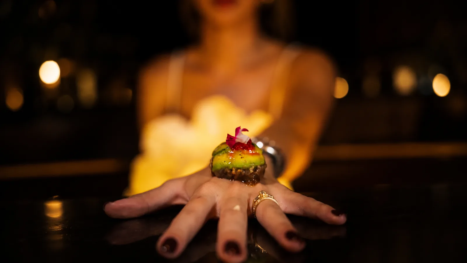 Bocado omakase servido en Otafuku Cartagena, barra tradicional japonesa dentro de Viva La Vida Rooftop en el Centro de Convenciones Cartagena.