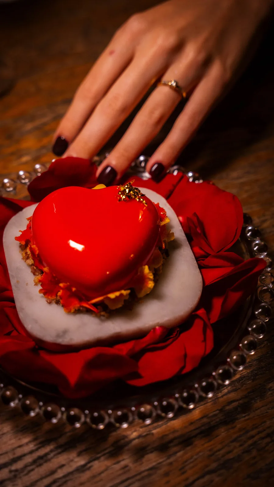 Postre en forma de corazón con anillo de compromiso preparado para una pedida de mano romántica en Viva La Vida Cartagena.