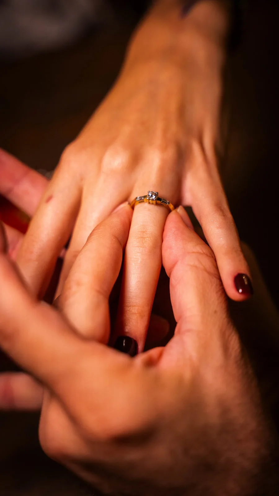 Anillo de compromiso colocado en la mano durante una pedida de mano romántica en Viva La Vida Cartagena.