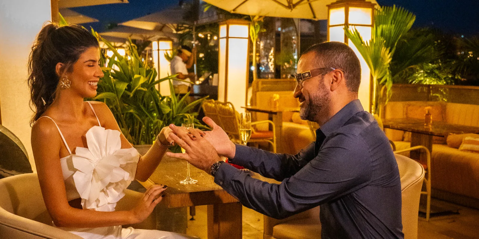 Hombre arrodillado pidiendo matrimonio a su pareja en el rooftop de Viva La Vida Cartagena durante una experiencia romántica.