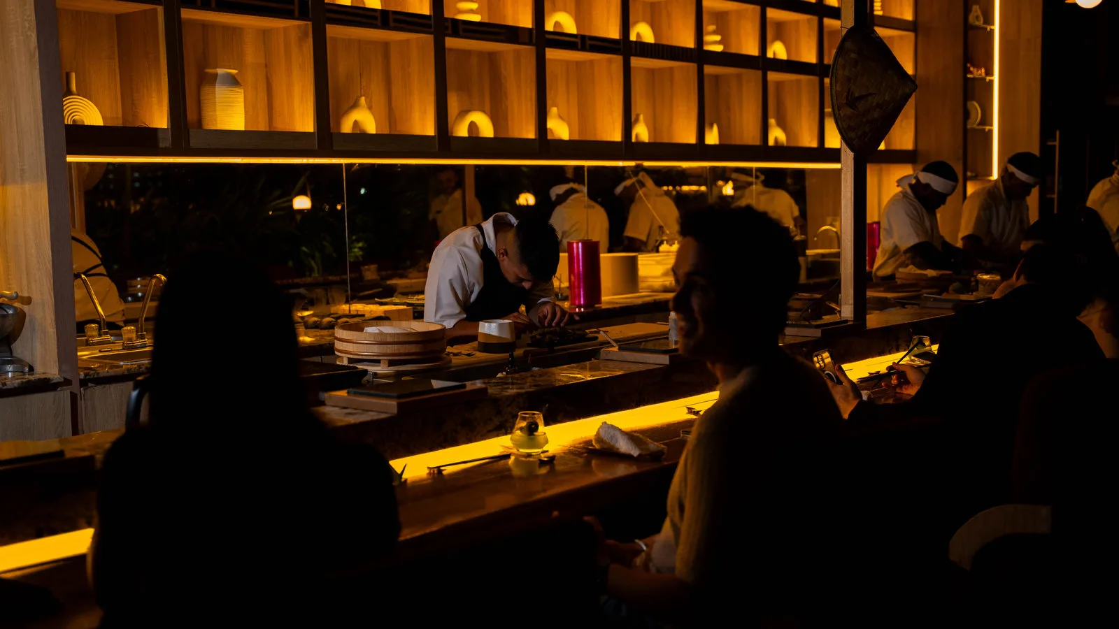 Chef preparando sushi durante una experiencia omakase en Otafuku, Cartagena.