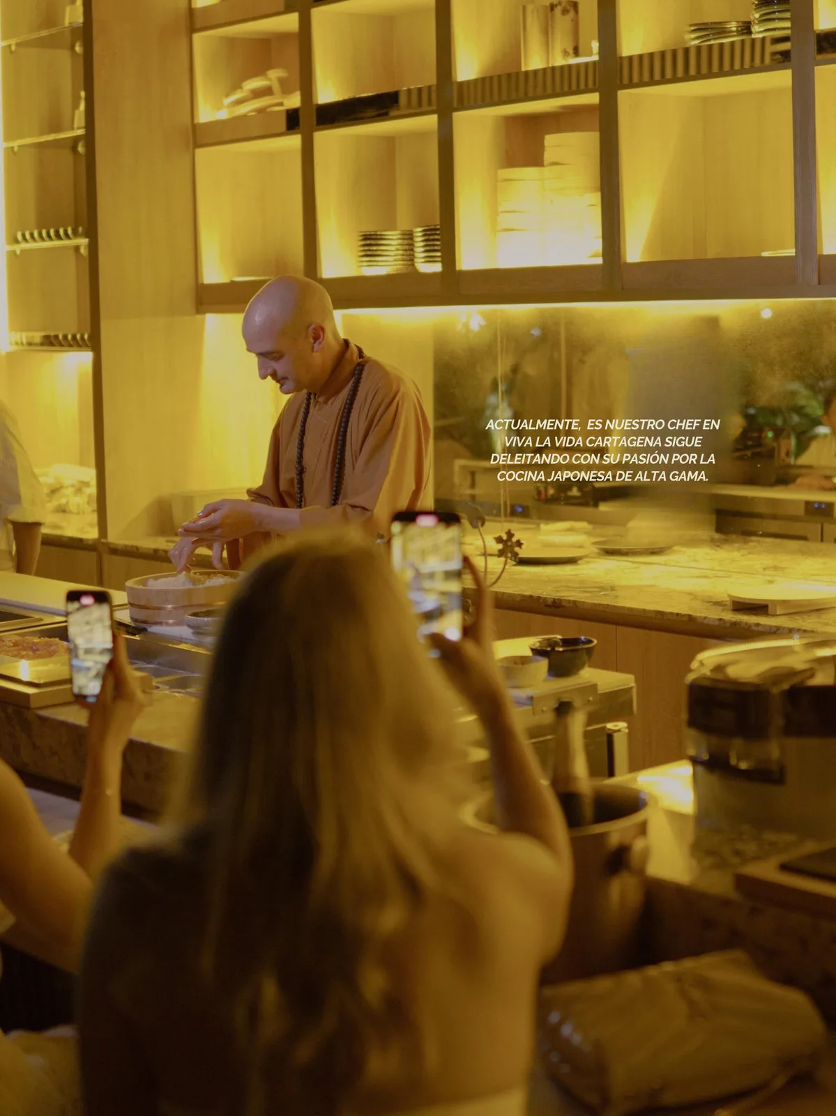 Actualmente, es el chef principal de Viva la Vida Cartagena, donde continúa deleitando a los comensales con su pasión por la alta cocina japonesa. En Viva la Vida Cartagena, fusiona la refinada gastronomía japonesa con ingredientes locales colombianos, ofreciendo una experiencia única e innovadora.