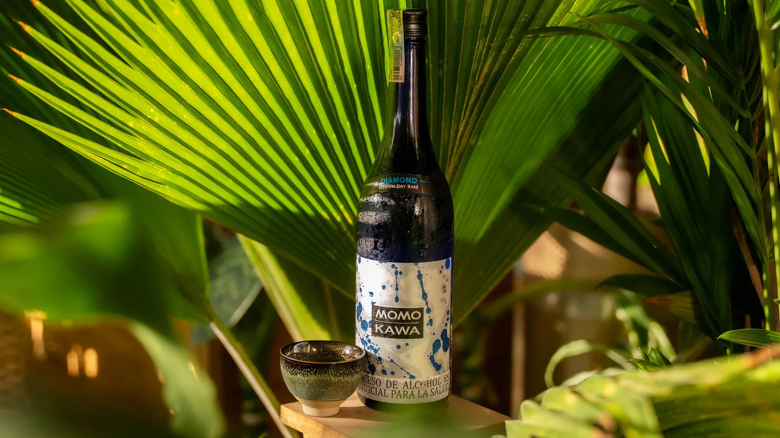 Sake servido en copa japonesa en la barra Otafuku, Viva La Vida Cartagena.