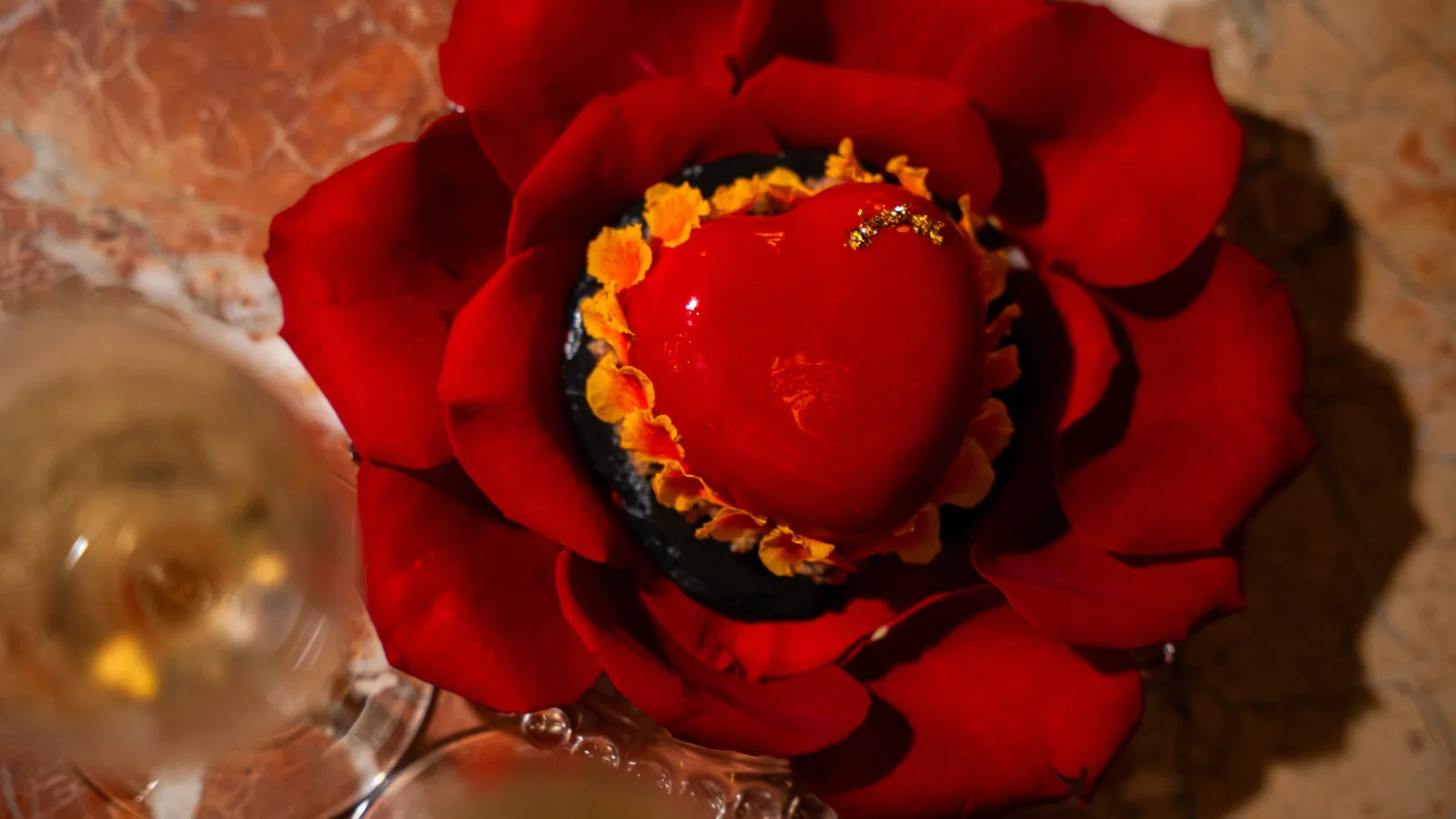 Postre en forma de corazón para San Valentín en Viva La Vida Cartagena, experiencia Love & Life en rooftop con gastronomía japonesa contemporánea.