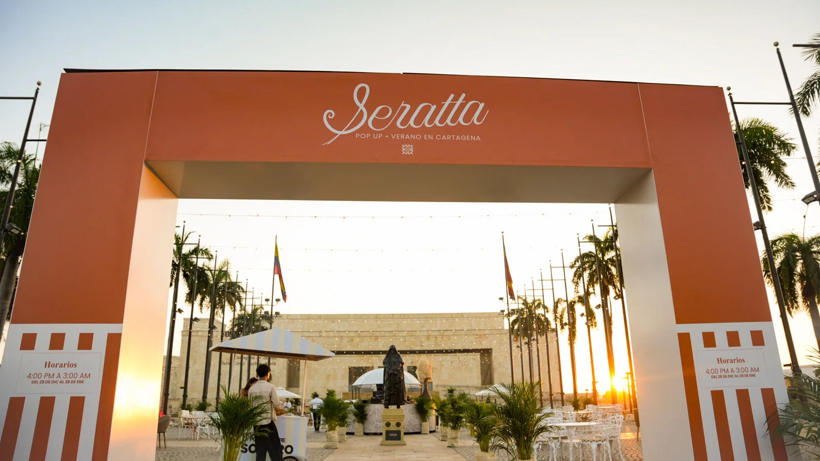 Seratta Pop Up en Cartagena con vista al mar, mesas al aire libre, cocteles y ambiente mediterráneo al atardecer.