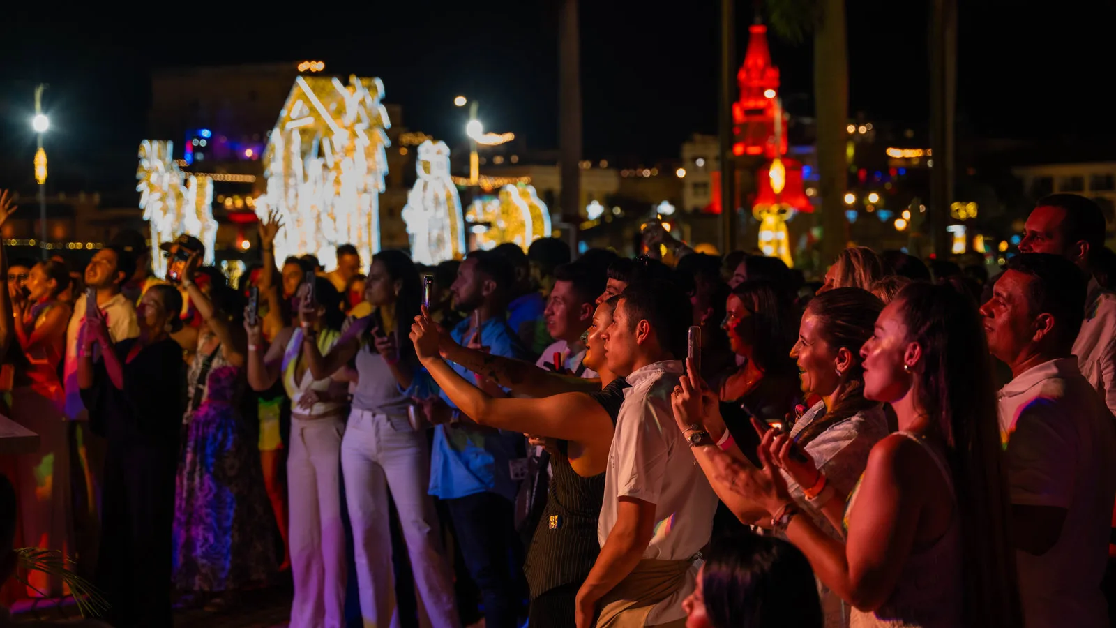 Show en vivo en Seratta Pop Up Cartagena en la Explanada San Francisco, música, luces y público disfrutando del evento.