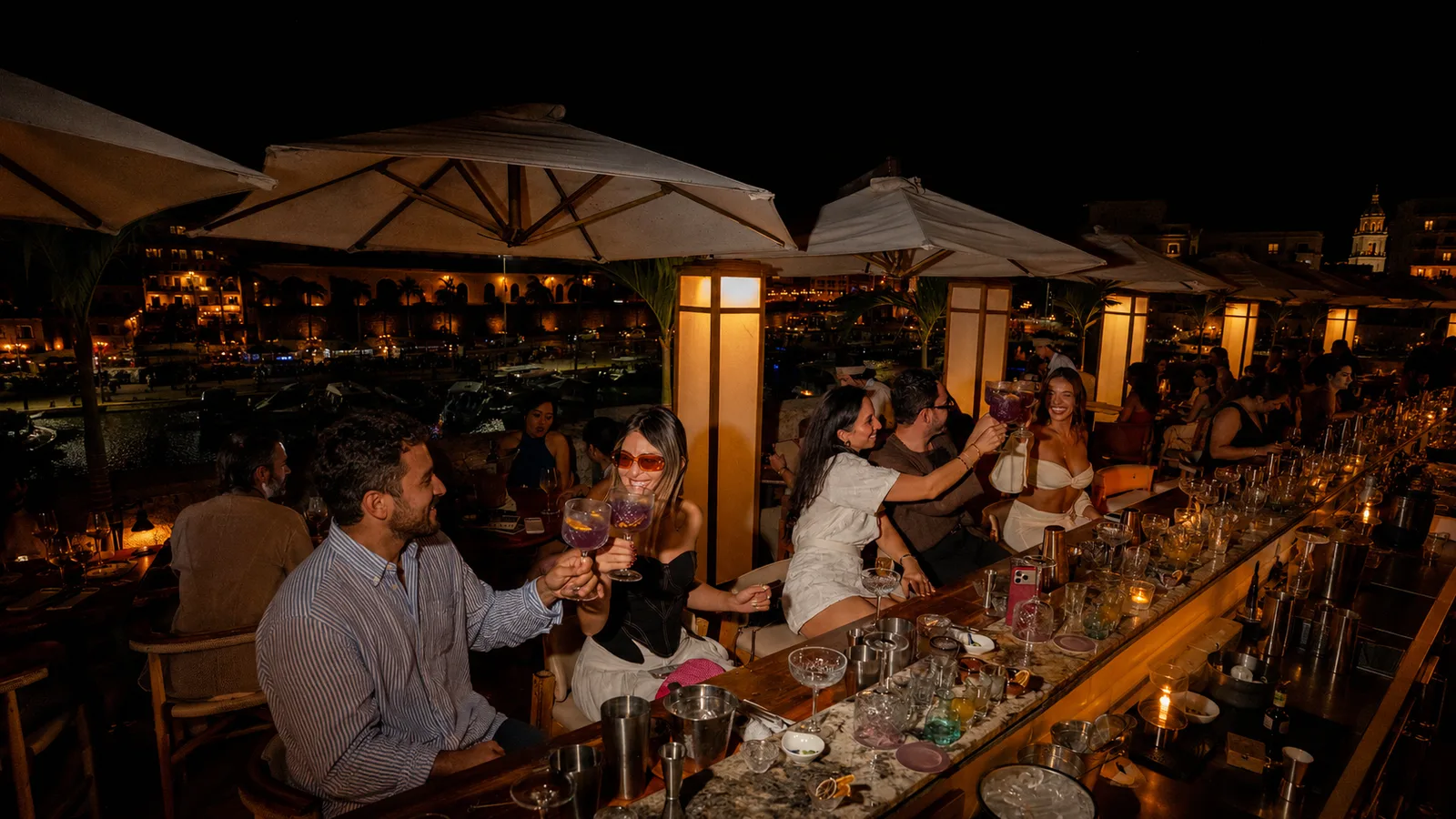 Taller de coctelería en Cartagena en el rooftop de Viva La Vida con cócteles de autor.