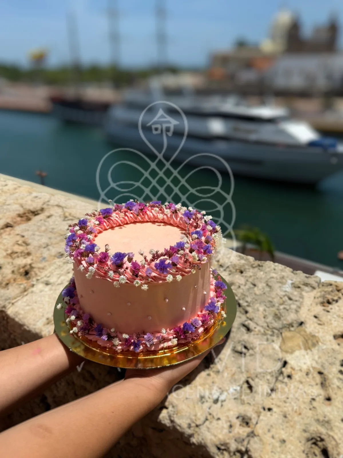 Torta personalizada para cumpleaños en Viva La Vida Cartagena con vista al Centro Histórico durante el sunset.