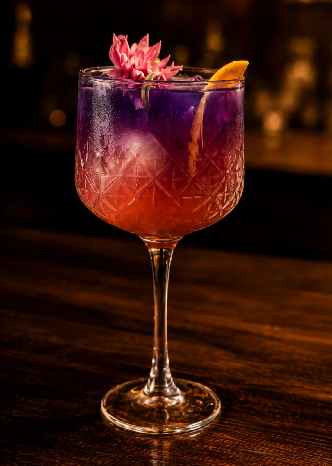 Epifanía en Viva La Vida Cartagena, cóctel de autor con tequila, lychee, eucalipto, uchuva, arándanos y clitoria para disfrutar en rooftop.