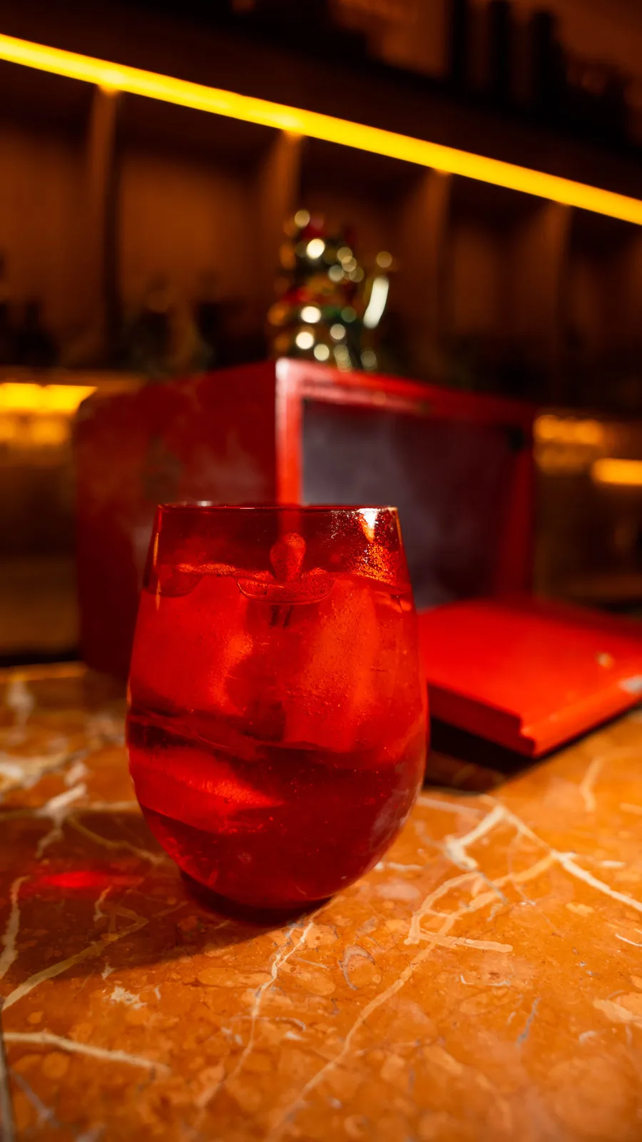 La Fortuna del Gato en Viva La Vida Cartagena, cóctel de autor con whisky, miel de jengibre, romero y polvo dorado para brindar en rooftop.